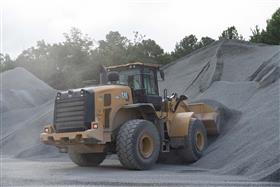 River Asphalt - Delmar: A CAT 966M feeds the plant with raw material. 